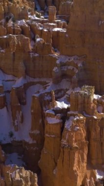 Paria Manzarası. Bryce Canyon Serserileri kışın. Utah, ABD. Eğil. Dikey Video