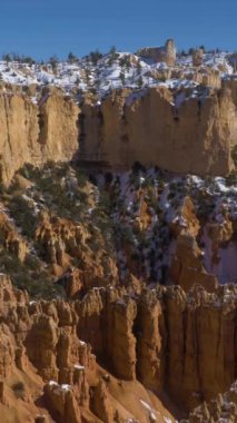 Paria Manzarası. Bryce Canyon Serserileri kışın. Utah, ABD. Çeviriyorum. Dikey Video