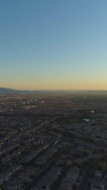 Las Vegas Şehri, Sunrise 'da. Arka plandaki dağlar. Nevada, ABD. Hava görüntüsü. Drone İleri Uçuyor. Dikey Video