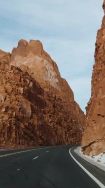 Kış mevsiminde Highway 'de uzun uçurumlar boyunca araba sürmek. Arizona, ABD... dikey video