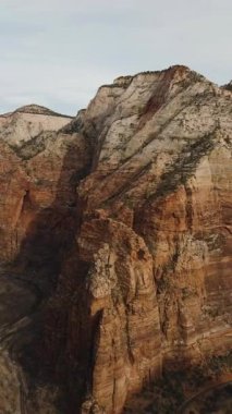 Top of Angels Landing 'den Zion Canyon. Zion Ulusal Parkı. Utah, ABD. Çeviriyorum. Dikey Video