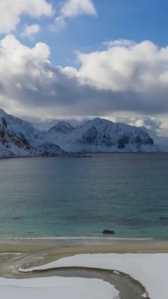 霍克兰海滩和山脉挪威 挪威海 罗浮敦群岛 空中超速 时间超速 飞行员向前飞 垂直录像 — 图库视频影像