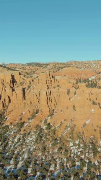 晴れた冬の日に赤いキャニオン ディクシー国立森 アメリカ合衆国ユタ州 アリアルビュー バーティカルビデオ — ストック動画