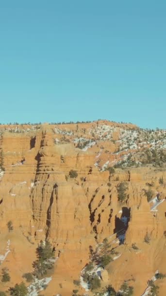 冬天的红峡谷胡朵斯 迪克西国家森林 蓝天美国犹他州 空中景观 无人机是在轨道上垂直录像 — 图库视频影像