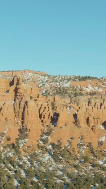 冬天的红峡谷 迪克西国家森林 蓝天美国犹他州 空中景观 无人机是在轨道上垂直录像 — 图库视频影像