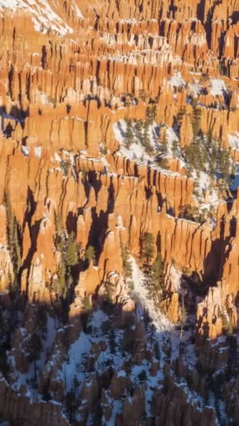 布莱斯峡谷Hoodoos在日出在冬日的早晨 白雪布莱斯峡谷国家公园 美国犹他州 时间流逝的运动 垂直录像 — 图库视频影像