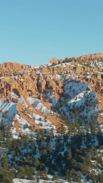 冬天的红峡谷Hoodoos迪克西国家森林 美国犹他州 空中景观 无人机向上飞 向下倾斜 垂直录像 — 图库视频影像