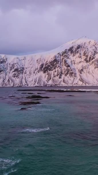 겨울에 Skagsanden 노르웨이 바다와 스카이 로포텐 노르웨이 드론은 위쪽으로 날아갑니다 — 비디오