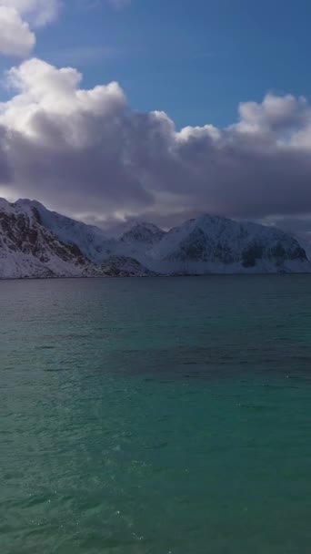 Praia Haukland Creek Montanhas Ilhas Lofoten Mar Noruega Noruega Vista — Vídeo de Stock