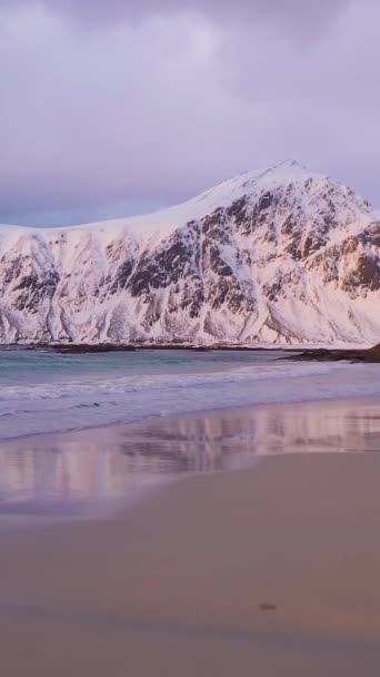 Skagsanden Beach Noorse Zee Bergen Winter Stormachtige Lucht Lofoten Eilanden — Stockvideo