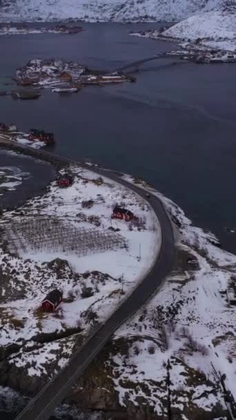 冬の漁村や山々について 道路と橋について ノルウェーの海と嵐の空 モーゼス ロフテ島 ノルウェーの風景 アリアルビュー ショットを明らかに バーティカルビデオ — ストック動画