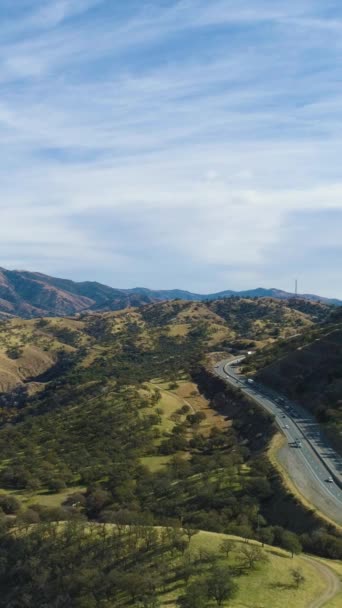 Highway Hilly Green Kırsal Arazi Trafik Var Kern County Kaliforniya — Stok video
