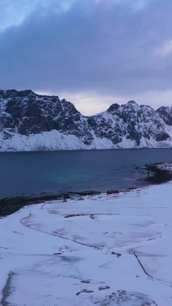Uttakleiv Strand Noorse Zee Bergen Winter Lofoten Eilanden Noorwegen Luchtfoto — Stockvideo