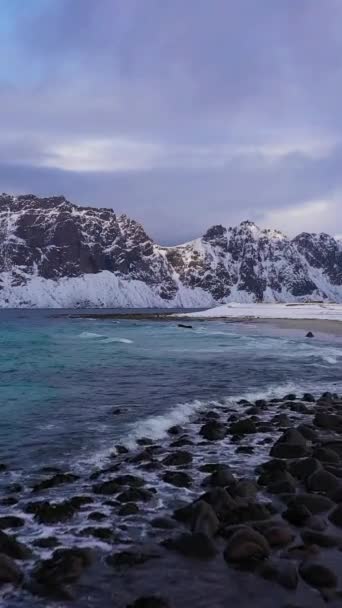 Пляж Уттаклейв Море Горы Зимой Лофотенские Острова Норвегия Вид Воздуха — стоковое видео