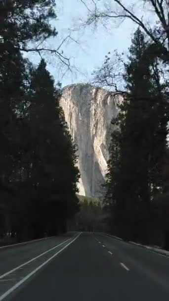 Conduce Auto Valle Yosemite Día Soleado California Estados Unidos Montaña — Vídeos de Stock
