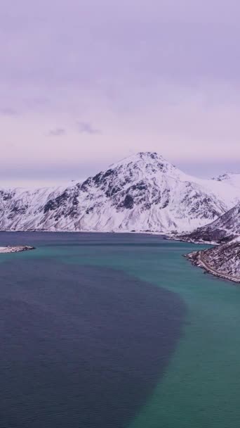 Flagstadpollen Hegyek Télen Felhős Égbolt Flakstadoya Lofoten Szigetek Norvégia Légitekintés — Stock videók