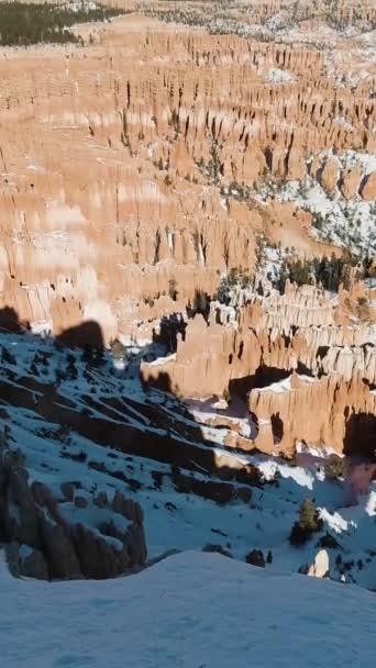 布莱斯峡谷的Hoodoos在阳光日 灵感点 布莱斯峡谷国家公园 犹他州 倾斜起来 垂直录像 — 图库视频影像