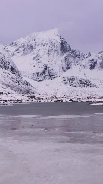 Παγωμένη Λίμνη Flagstadpoly Και Βουνά Χειμώνα Σύννεφα Στον Ουρανό Flakstadoya — Αρχείο Βίντεο