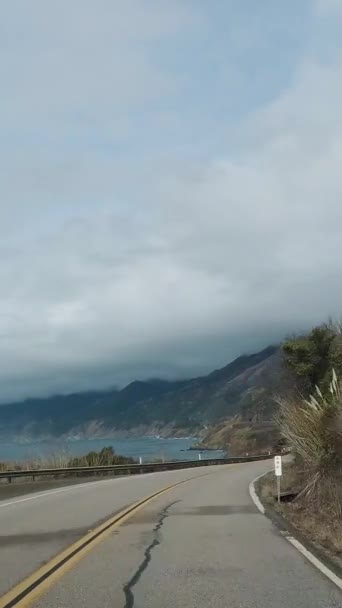 太平洋海岸公路上的驾驶汽车 大苏尔 加利福尼亚 垂直视频 — 图库视频影像