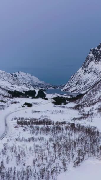 Hory Silnice Zamrzlé Jezero Zimě Údolí Troms Norsko Letecký Pohled — Stock video