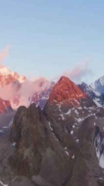 Tian Shan Karlı Dağları Sunset 'te. Hava Hızı Hızı, Zaman Hızı. Drone yukarı doğru uçuyor. Dikey Video