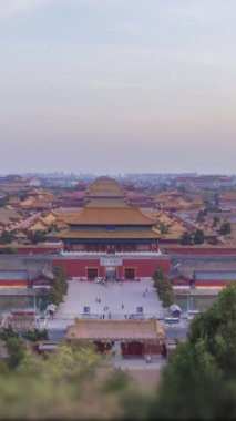 Yasak Şehir ve Pekin Skyline, Çin. Sunset 'teki Jingshan Park' tan görüntü. Gündüzden Geceye Geçiş. Dikey Video
