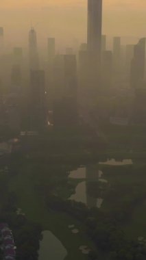 Misty Morning 'deki Shenzhen Urban Skyline. Futian Bölgesi. Çin. Hava görüntüsü. İnsansız Hava Aracı Yana Uçuyor, Kamera Yukarı Uçuyor. Dikey Video
