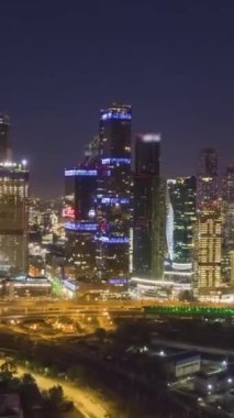 Moskova Şehir İş Merkezi 'nin gökdelenleri ve Yaz Gecesinde City Skyline. - Rusya. Hava Hızı Hızı, Zaman Hızı. Drone İleri Uçuyor. Dikey Video