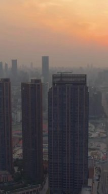 Shanghai City, Sunset 'te. Huangpu Şehri. Mahalle sakinleri. Çin. Hava görüntüsü. Drone yörüngede. Dikey Video