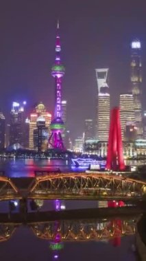 Gece Shanghai Skyline 'da. Şehir Lujiazui Bölgesi, Huangpu Nehri ve Waibaidu Köprüsü. Çin. Hava Hızı Hızı, Zaman Hızı. Drone geriye ve yukarı doğru uçuyor. Dikey Video