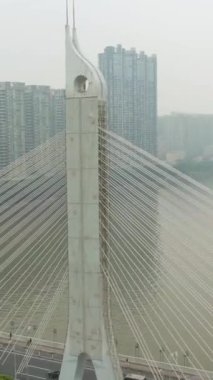 Guangzhou 'daki Köprü, Smog, Trafik. Guangdong, Çin. Hava görüntüsü. Drone saat yönünün tersine dönüyor. Dikey Video
