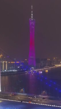 GuANGZHOU, ÇİN - 25 Mart 2018: Canton Tower ve Liede Bridge at Night. Guangzhou, Çin. Hava görüntüsü. Drone İleri Uçuyor. Dikey Video