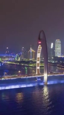 Gece Liede Köprüsü ve Guangzhou Şehri. Hava Hızı Hızı, Zaman Hızı. Drone yörüngede. Dikey Video