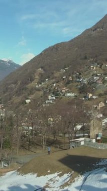 Montebello Kalesi. Bellinzona, Ticino, İsviçre. İsviçre Alpleri. Hava Görüntüleme İHA 'sı geriye doğru geniş açıyla uçuyor. Dikey Video