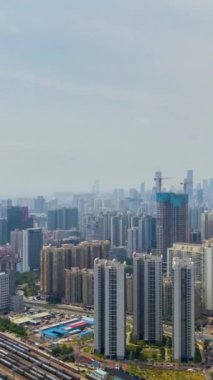 Shenzhen Şehri, Sunny Day 'de. Luohu ve Futian Bölgesi. Mavi Gökyüzü. Mahalle sakinleri. Guangdong, Çin. Hava Hızı, Hiper Hata. Drone Yana ve Yukarı Uçuyor. Dikey Video