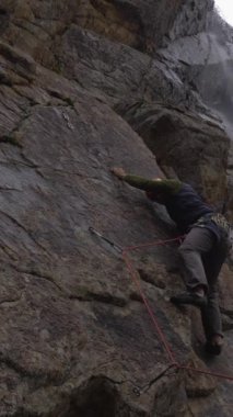 Kurşun İple Kaya Tırmanışı. Hatalı. Düşen Adam. Ağır çekim. Dikey Video