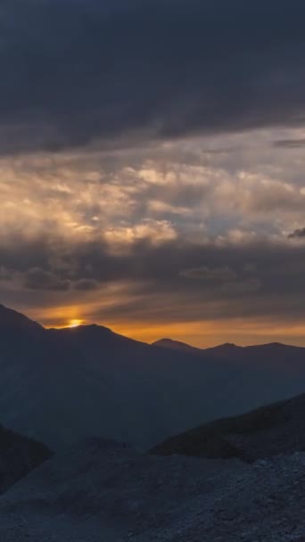 Montagne Nuvole Mobili Tramonto Time Lapse Video Verticale — Video Stock