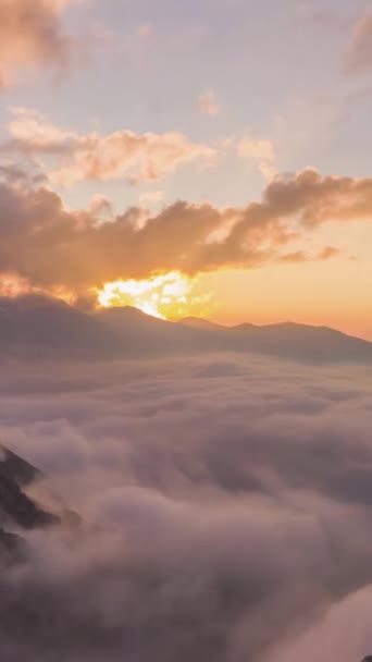 Βουνά Και Κινούμενα Σύννεφα Στο Ηλιοβασίλεμα Εναέρια Hyper Lapse Time — Αρχείο Βίντεο