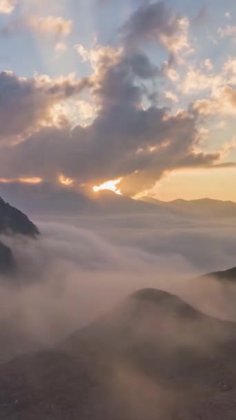 日落时的山脉和云彩 空中超速 时间超速 飞行员向前飞 垂直录像 — 图库视频影像