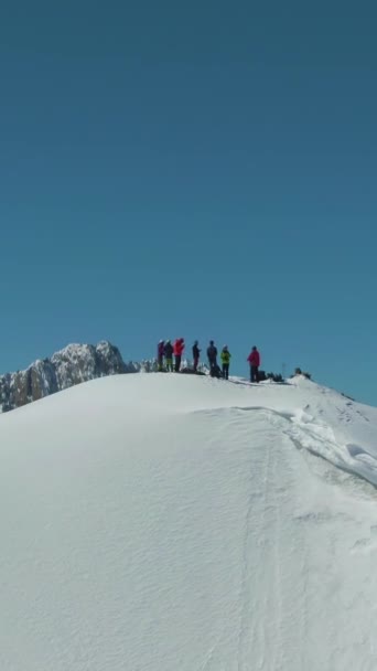 Люди Вершине Снежной Горы Солнечный День Вид Воздуха Дрон Летит — стоковое видео