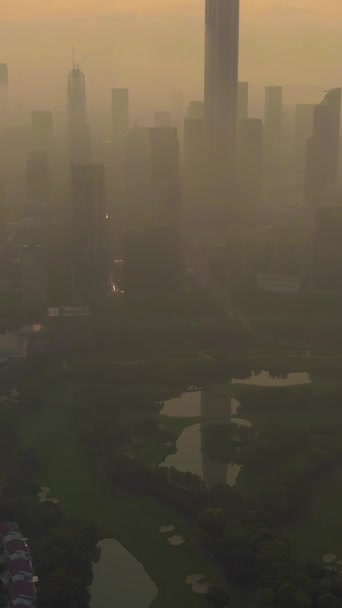 Shenhen Urban Skyline Misty Morning Футянь Китай Вид Воздуха Беспилотник — стоковое видео