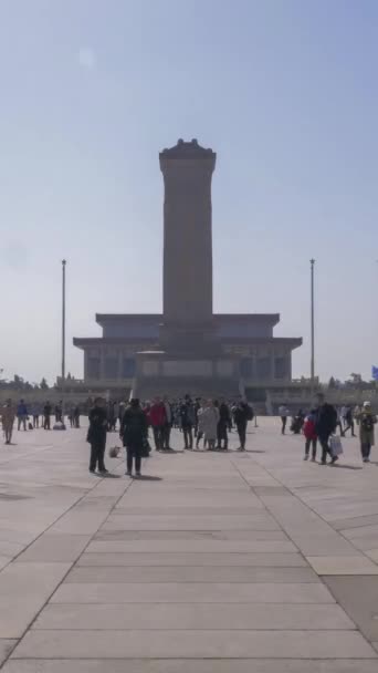 中国北京 2019年3月15日 清明节天安门广场 毛泽东人民英雄纪念碑和陵墓 开了一枪时间流逝 垂直录像 — 图库视频影像