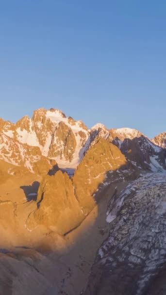 Tian Shan Βουνά Στο Πολύχρωμο Ηλιοβασίλεμα Εναέρια Hyper Lapse Time — Αρχείο Βίντεο
