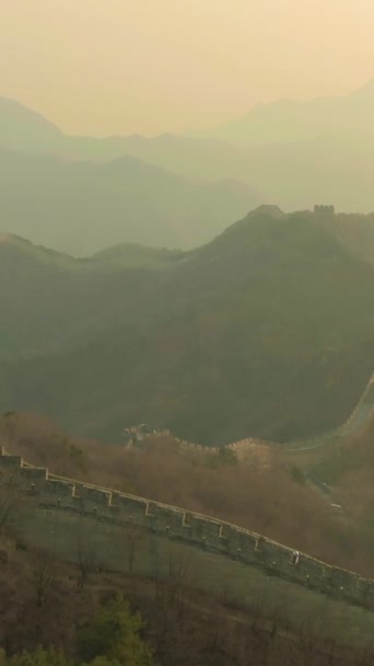 サンセットと山で中国の大きな壁 バダリング アリアルビュー ドローン フライフォワード バーティカルビデオ — ストック動画
