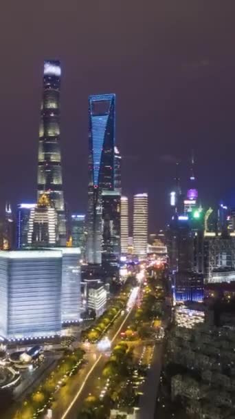 夜の上海シティ ルジザイ地区とイルミネーションスカイライン 空中ハイパーラップ タイムラップス ドローン飛行機は前方へ向かって進む バーティカルビデオ — ストック動画
