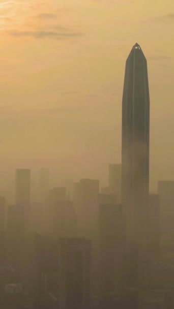 スモッグの朝のシティスケープシンセン都市 フーティアン地区の超高層ビル アリアルビュー ドローンが軌道を回っている バーティカルビデオ — ストック動画