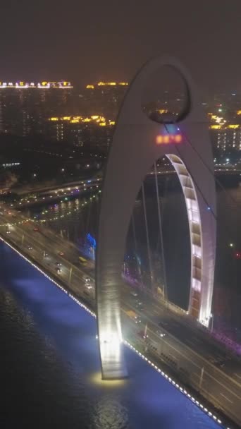 夜间在珠江上的丽德桥 中国广州市 空中景观 无人机是在轨道上垂直录像 — 图库视频影像