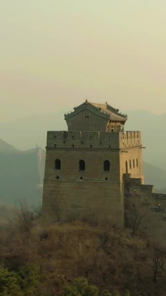 中国の大壁と日没の緑の山の塔 バダリング アリアルビュー ドローンが軌道を回っている 中型ショット バーティカルビデオ — ストック動画