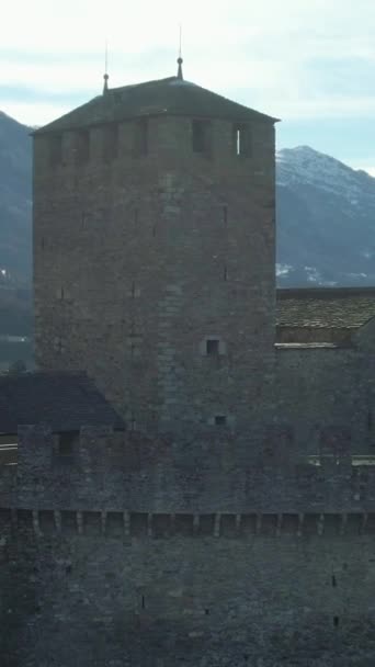 モンテベロ城 ベルツォナ ティチーノ スイス スイスアルプス アリアルビュー ドローンハエが上向きに傾いている中型ショット バーティカルビデオ — ストック動画