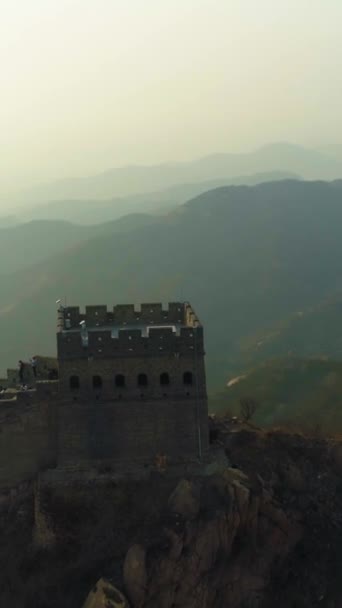 中国的长城和夏日落山的青山 空中景观 无人机是在轨道上垂直录像 — 图库视频影像